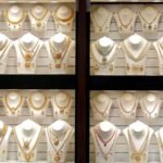 الذهب-يتراجع-مع-ارتفاع-الدولار-والنفط-وترقب-قرار-ترامب-حول.jpg